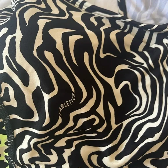 NWT lot of Fabletics White and Animal Print Sports bra - Picture 8 of 9